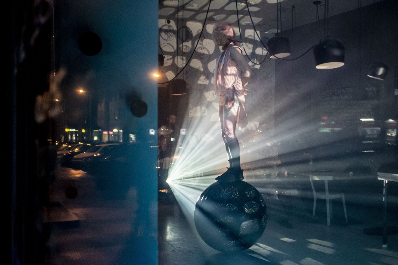 La compañía checa de circo contemporáneo 'Cirk La Putyka' ha decidido mostrar sus espectáculos a través de un escaparate en Praga debido al cierre de los teatros y locales de ocio en la República Checa por culpa de la pandemia.