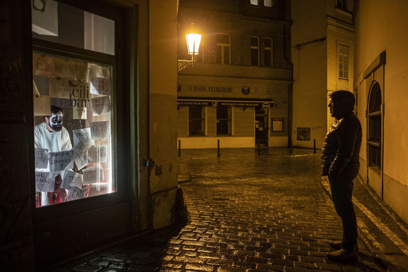 La compañía checa de circo contemporáneo 'Cirk La Putyka' ha decidido mostrar sus espectáculos a través de un escaparate en Praga debido al cierre de los teatros y locales de ocio en la República Checa por culpa de la pandemia.