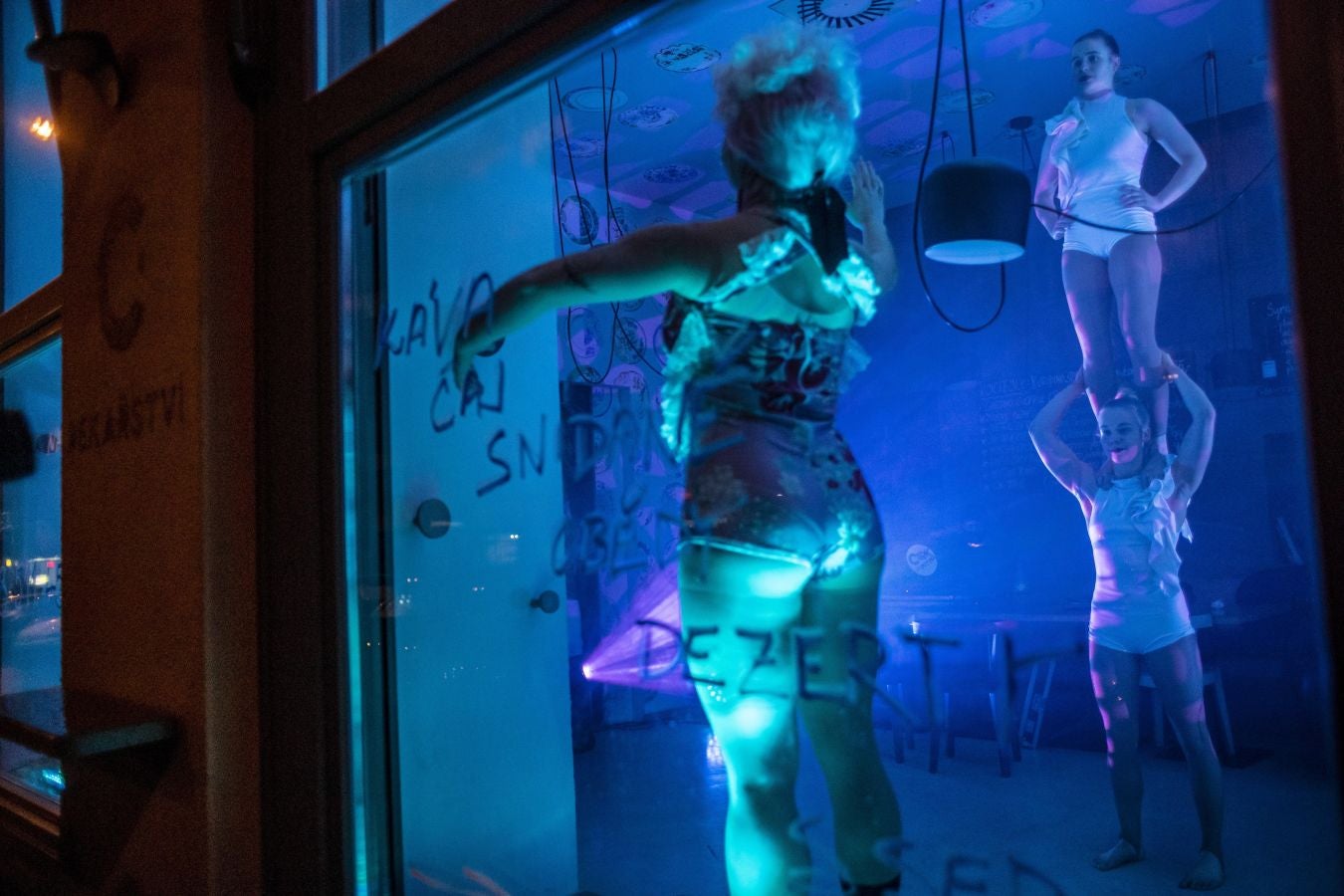 La compañía checa de circo contemporáneo 'Cirk La Putyka' ha decidido mostrar sus espectáculos a través de un escaparate en Praga debido al cierre de los teatros y locales de ocio en la República Checa por culpa de la pandemia.