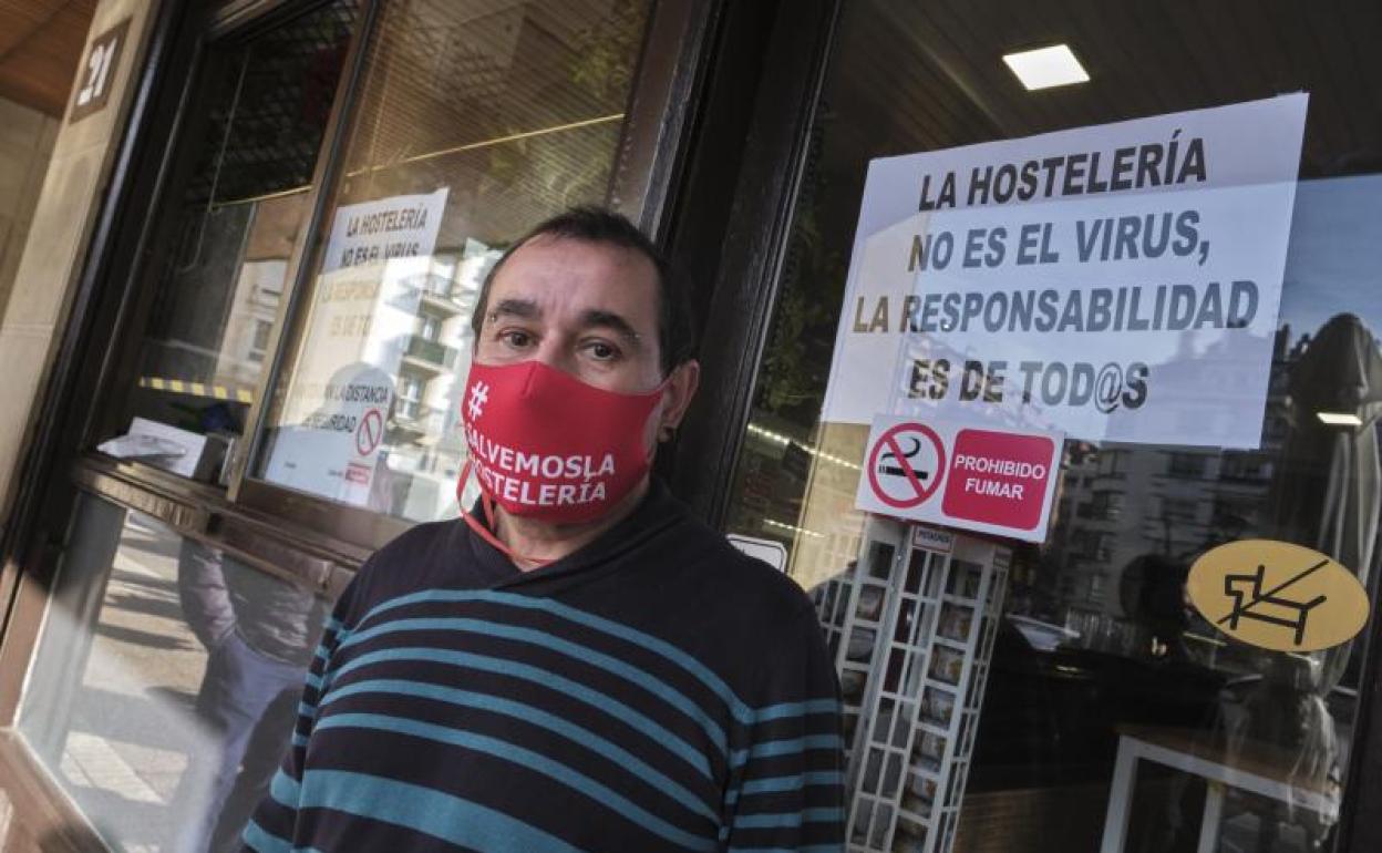 Enrique Gómez bajó ayer la persiana por última vez de su bar Jamix, en Gros. 