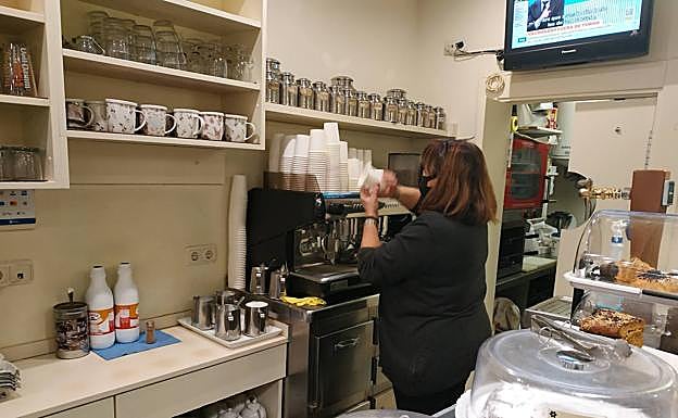 Josebe, preparando un café. 
