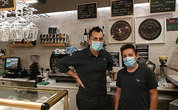 José Mari Rey, responsable del Bar Tomás Gros, con un trabajador. 
