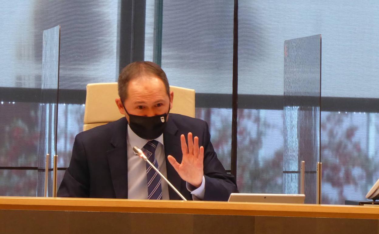 Jokin Perona, diputado de Hacienda, en una reciente comparecencia en Juntas Generales. 