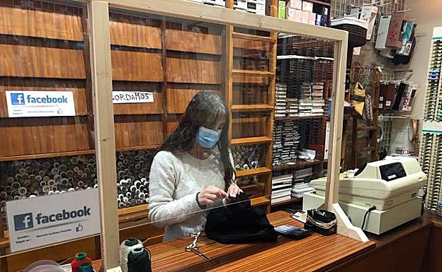 Eider Batillori Altuna, en la Mercería La Rueca. 