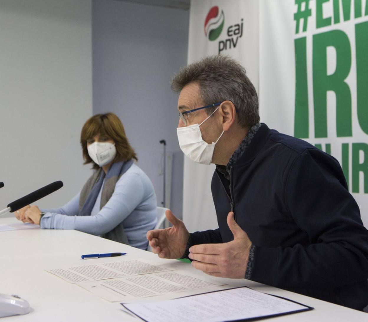 Josune Gómez y Xabier Iridoy, ayer en el batzoki. 