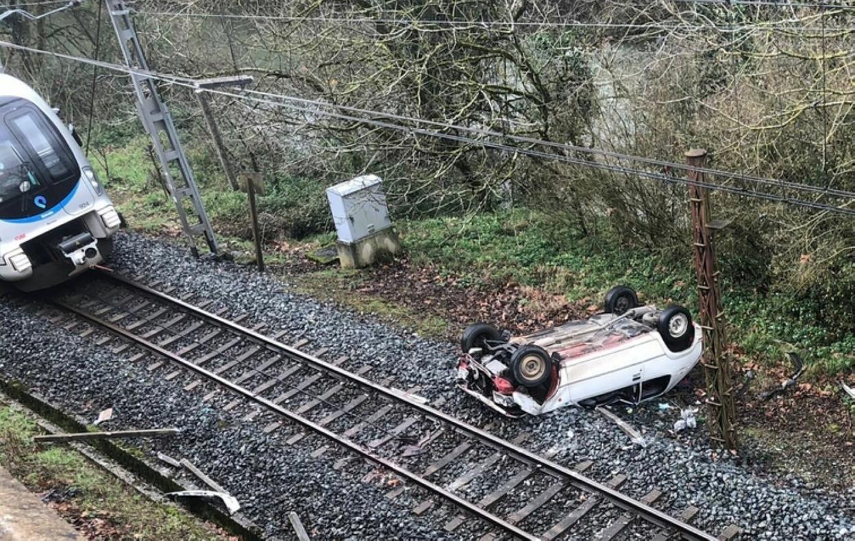 El coche accidentado que cayó a las vías del tren. 