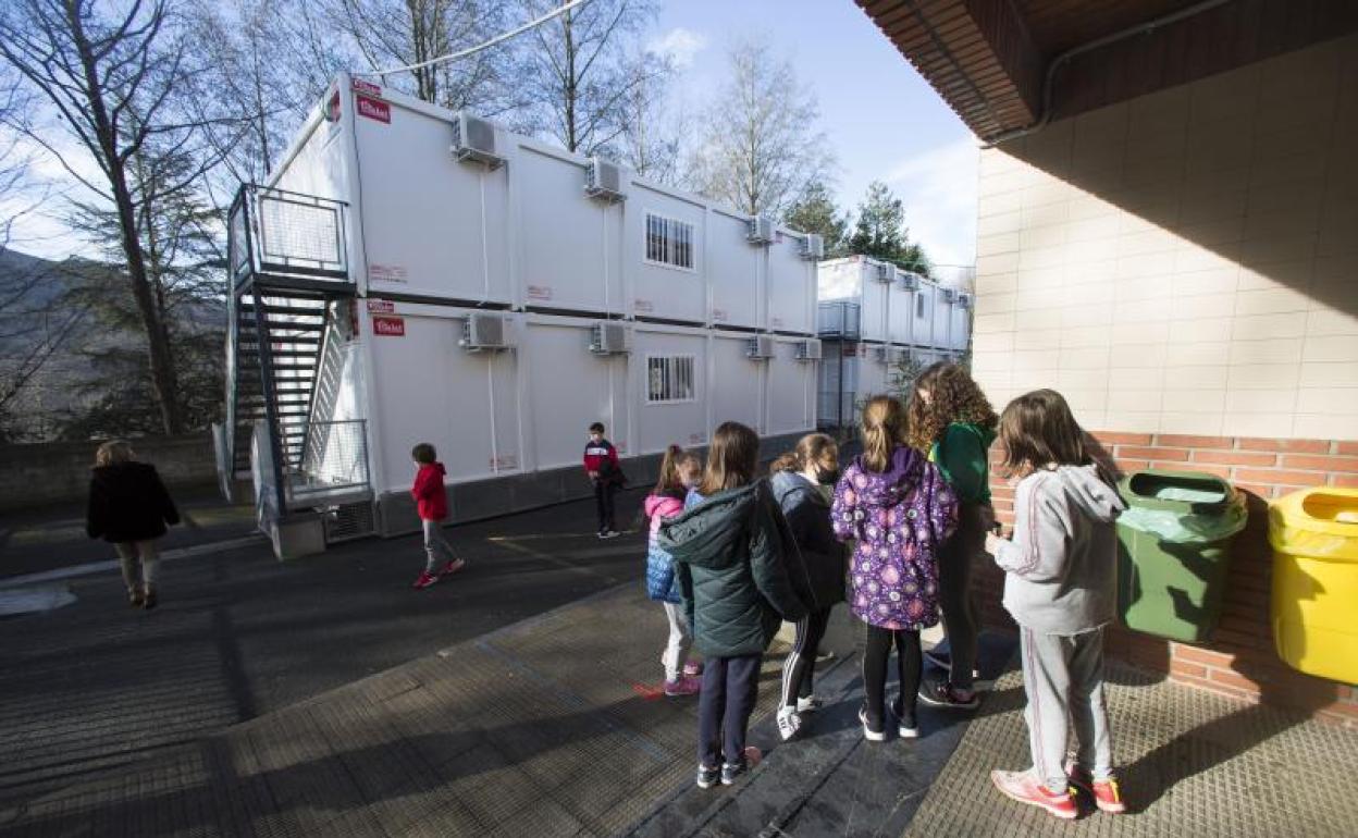 Alumnos de un centro de Gipuzkoa, en el patio. 