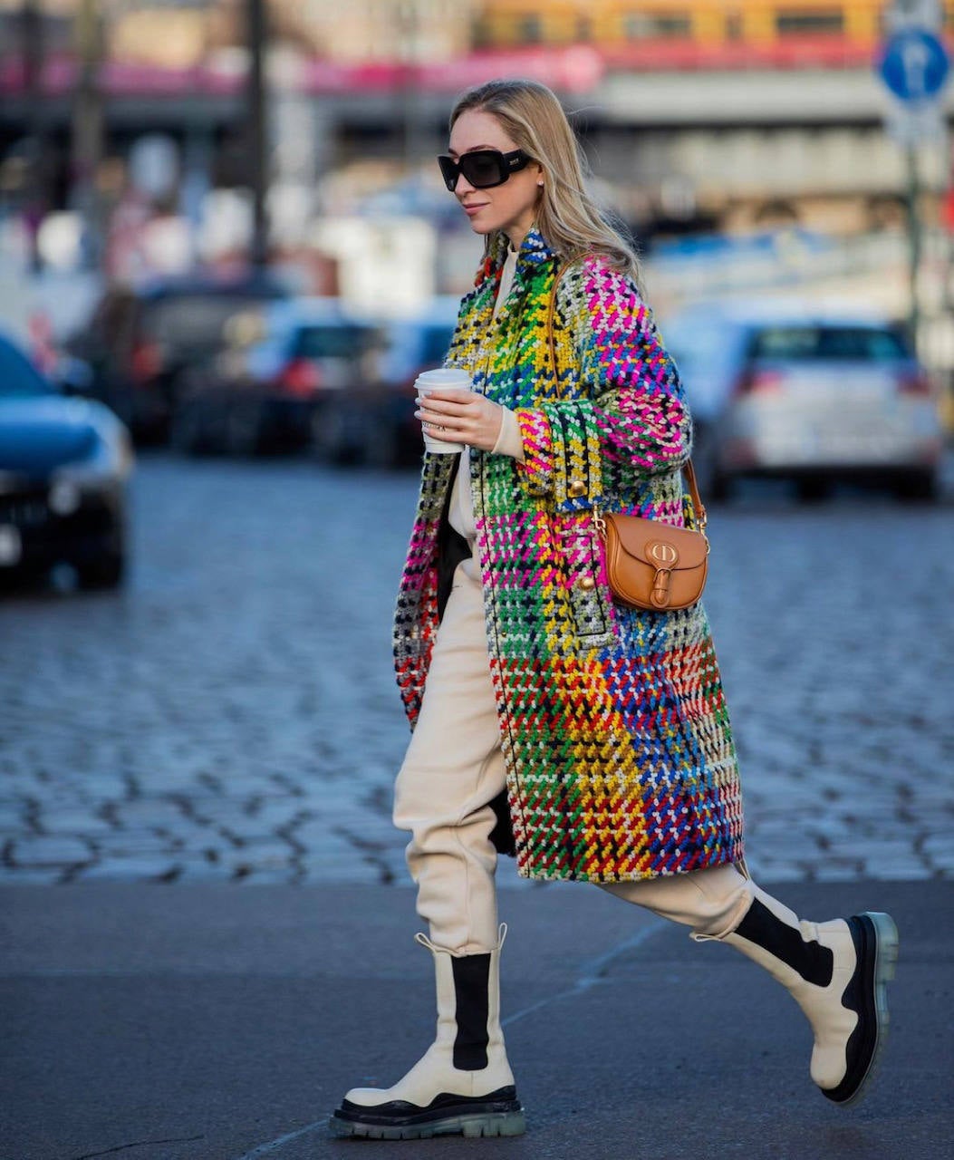 El chándal, las sudaderas, los pantalones anchos, las 'blazer oversize', los 'cardigan', las botas blancas, los salones de colores, las 'sneakers' extravagantes, los abrigos y las chaquetas de cuadros, la prenda exterior y chalecos acolchados, los vestidos de punto, las camisas y los 'tops' XXL, los jerseys de cuello alto, las piezas de cuero o polipiel y los bolsos 'medium' con asa corta: estas prendas y sus múltiples combinaciones triunfarán durante todo el mes de febrero