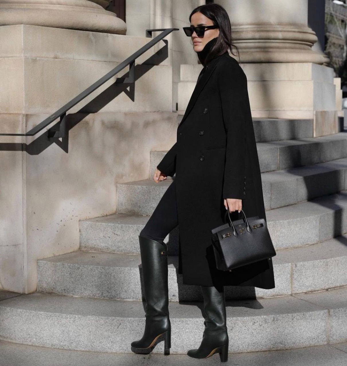 El chándal, las sudaderas, los pantalones anchos, las 'blazer oversize', los 'cardigan', las botas blancas, los salones de colores, las 'sneakers' extravagantes, los abrigos y las chaquetas de cuadros, la prenda exterior y chalecos acolchados, los vestidos de punto, las camisas y los 'tops' XXL, los jerseys de cuello alto, las piezas de cuero o polipiel y los bolsos 'medium' con asa corta: estas prendas y sus múltiples combinaciones triunfarán durante todo el mes de febrero