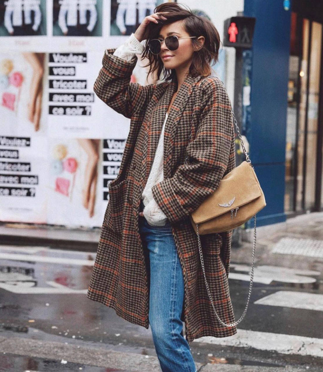 El chándal, las sudaderas, los pantalones anchos, las 'blazer oversize', los 'cardigan', las botas blancas, los salones de colores, las 'sneakers' extravagantes, los abrigos y las chaquetas de cuadros, la prenda exterior y chalecos acolchados, los vestidos de punto, las camisas y los 'tops' XXL, los jerseys de cuello alto, las piezas de cuero o polipiel y los bolsos 'medium' con asa corta: estas prendas y sus múltiples combinaciones triunfarán durante todo el mes de febrero