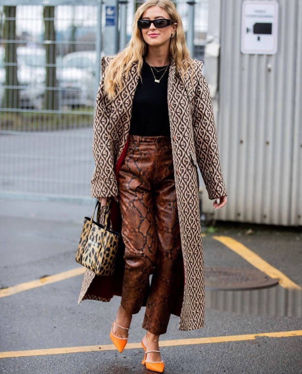 El chándal, las sudaderas, los pantalones anchos, las 'blazer oversize', los 'cardigan', las botas blancas, los salones de colores, las 'sneakers' extravagantes, los abrigos y las chaquetas de cuadros, la prenda exterior y chalecos acolchados, los vestidos de punto, las camisas y los 'tops' XXL, los jerseys de cuello alto, las piezas de cuero o polipiel y los bolsos 'medium' con asa corta: estas prendas y sus múltiples combinaciones triunfarán durante todo el mes de febrero