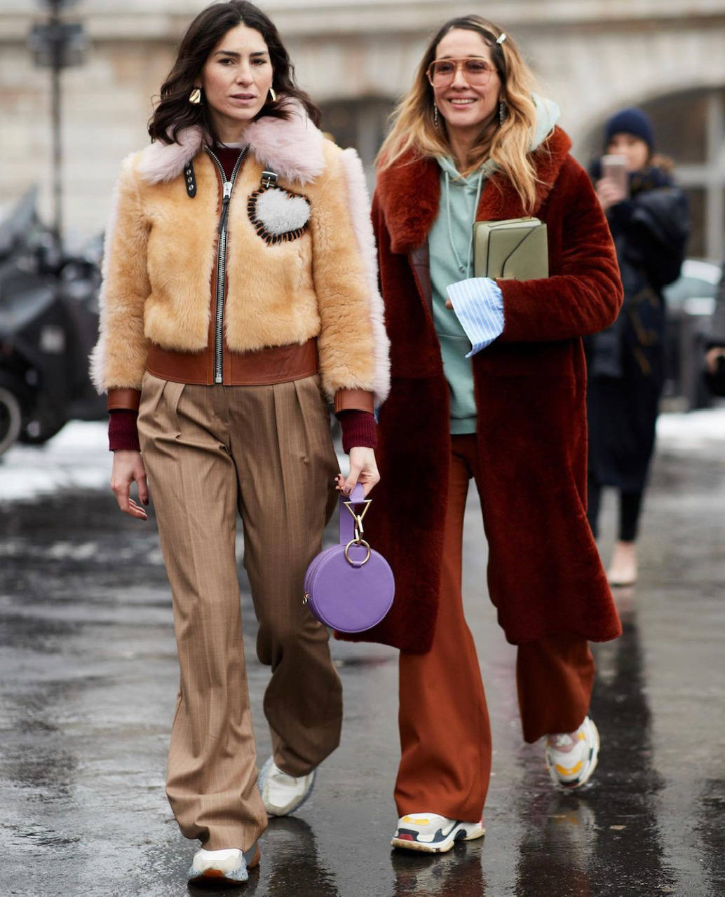 El chándal, las sudaderas, los pantalones anchos, las 'blazer oversize', los 'cardigan', las botas blancas, los salones de colores, las 'sneakers' extravagantes, los abrigos y las chaquetas de cuadros, la prenda exterior y chalecos acolchados, los vestidos de punto, las camisas y los 'tops' XXL, los jerseys de cuello alto, las piezas de cuero o polipiel y los bolsos 'medium' con asa corta: estas prendas y sus múltiples combinaciones triunfarán durante todo el mes de febrero