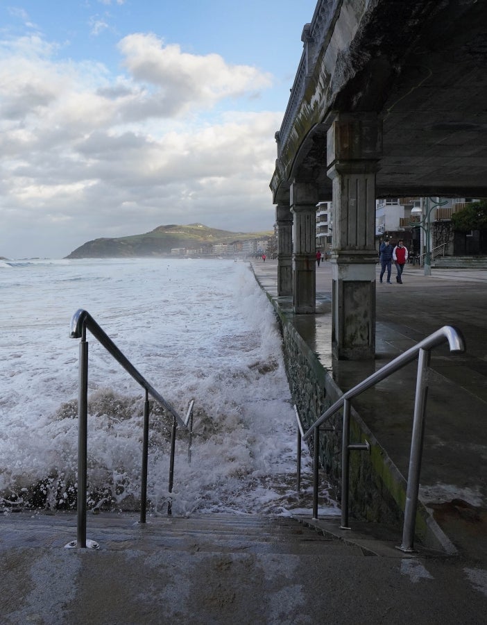 Este sábado se ha mantenido activa la alerta naranja por riesgo para la navegación y se han podido ver olas de significante altura, que han alcanzado los 5 metros e incluso los 7 metros a últimas horas del día. 