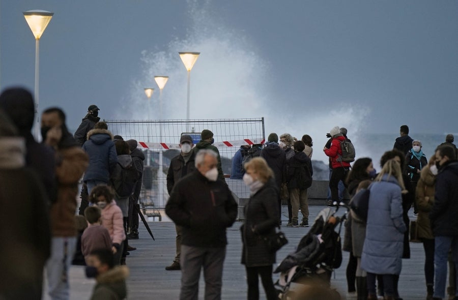 Este sábado se ha mantenido activa la alerta naranja por riesgo para la navegación y se han podido ver olas de significante altura, que han alcanzado los 5 metros e incluso los 7 metros a últimas horas del día. 