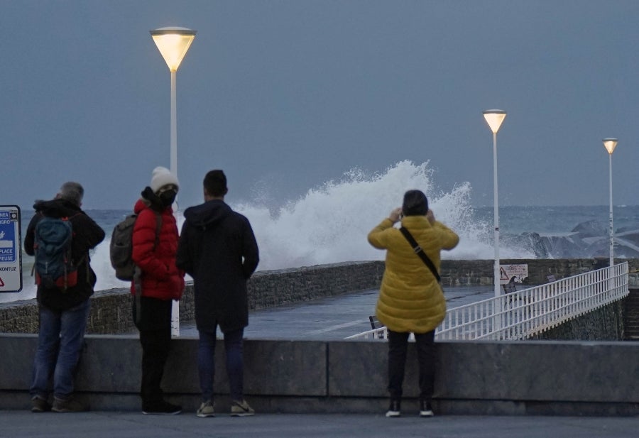 Este sábado se ha mantenido activa la alerta naranja por riesgo para la navegación y se han podido ver olas de significante altura, que han alcanzado los 5 metros e incluso los 7 metros a últimas horas del día. 