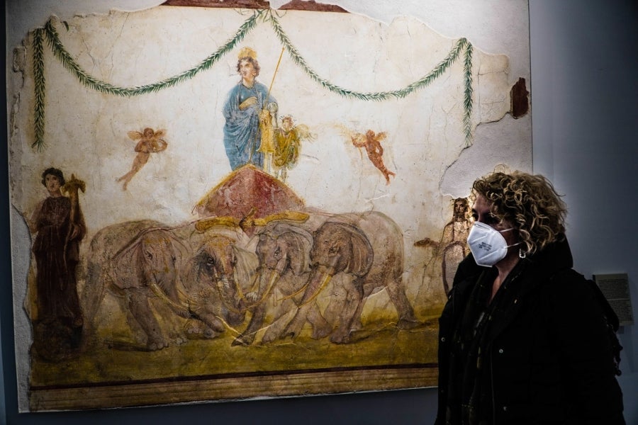 La ciudad romana de Pompeya, un vasto sitio arqueológico ubicado en la región de Campania, es el lugar de trabajo de decenas de arqueólogos e historiadores que, campaña tras campaña, desentierran el pasado de la ciudad que, en el año 79 d.C. quedó enterrado bajo metros de cenizas tras la erupción del monte Vesubio.