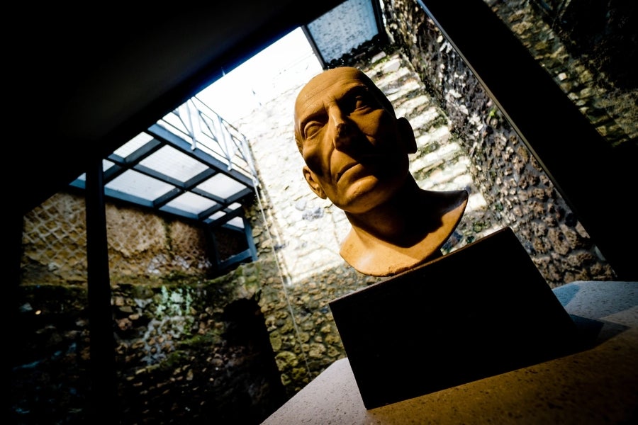 La ciudad romana de Pompeya, un vasto sitio arqueológico ubicado en la región de Campania, es el lugar de trabajo de decenas de arqueólogos e historiadores que, campaña tras campaña, desentierran el pasado de la ciudad que, en el año 79 d.C. quedó enterrado bajo metros de cenizas tras la erupción del monte Vesubio.