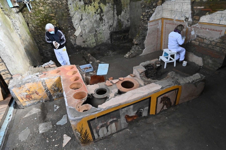 La ciudad romana de Pompeya, un vasto sitio arqueológico ubicado en la región de Campania, es el lugar de trabajo de decenas de arqueólogos e historiadores que, campaña tras campaña, desentierran el pasado de la ciudad que, en el año 79 d.C. quedó enterrado bajo metros de cenizas tras la erupción del monte Vesubio.