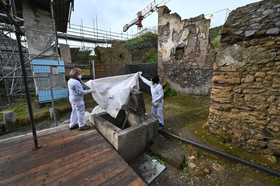 La ciudad romana de Pompeya, un vasto sitio arqueológico ubicado en la región de Campania, es el lugar de trabajo de decenas de arqueólogos e historiadores que, campaña tras campaña, desentierran el pasado de la ciudad que, en el año 79 d.C. quedó enterrado bajo metros de cenizas tras la erupción del monte Vesubio.