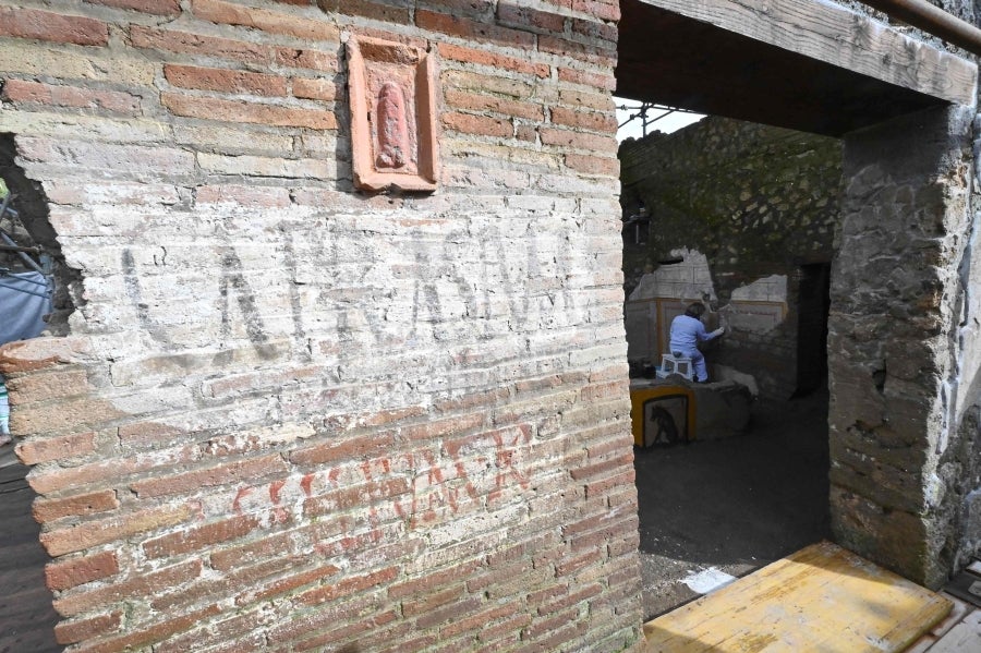 La ciudad romana de Pompeya, un vasto sitio arqueológico ubicado en la región de Campania, es el lugar de trabajo de decenas de arqueólogos e historiadores que, campaña tras campaña, desentierran el pasado de la ciudad que, en el año 79 d.C. quedó enterrado bajo metros de cenizas tras la erupción del monte Vesubio.