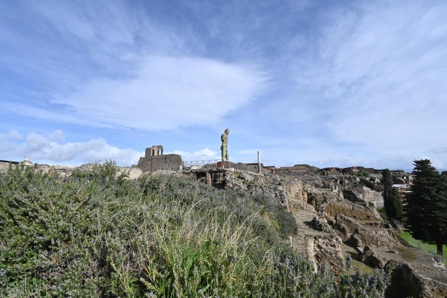 La ciudad romana de Pompeya, un vasto sitio arqueológico ubicado en la región de Campania, es el lugar de trabajo de decenas de arqueólogos e historiadores que, campaña tras campaña, desentierran el pasado de la ciudad que, en el año 79 d.C. quedó enterrado bajo metros de cenizas tras la erupción del monte Vesubio.