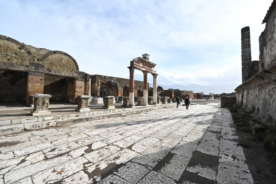 La ciudad romana de Pompeya, un vasto sitio arqueológico ubicado en la región de Campania, es el lugar de trabajo de decenas de arqueólogos e historiadores que, campaña tras campaña, desentierran el pasado de la ciudad que, en el año 79 d.C. quedó enterrado bajo metros de cenizas tras la erupción del monte Vesubio.