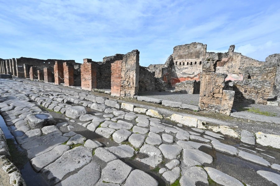 La ciudad romana de Pompeya, un vasto sitio arqueológico ubicado en la región de Campania, es el lugar de trabajo de decenas de arqueólogos e historiadores que, campaña tras campaña, desentierran el pasado de la ciudad que, en el año 79 d.C. quedó enterrado bajo metros de cenizas tras la erupción del monte Vesubio.