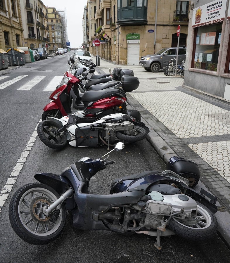 El temporal ha causado algunos estragos en las ciudades, donde ciclomotores y algunas tuberías, se han caído al suelo. En la costa destacan las olas de hasta 5 metros y el fuerte viento. 