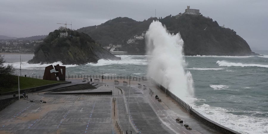 El temporal ha causado algunos estragos en las ciudades, donde ciclomotores y algunas tuberías, se han caído al suelo. En la costa destacan las olas de hasta 5 metros y el fuerte viento. 