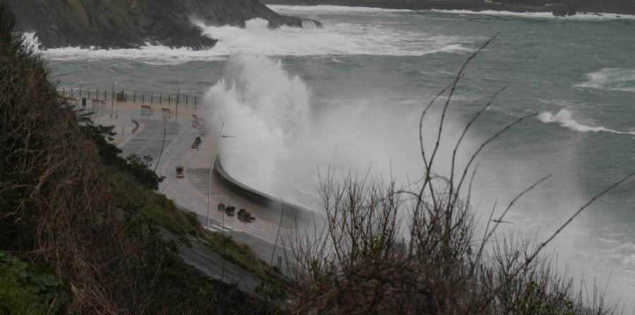 El temporal ha causado algunos estragos en las ciudades, donde ciclomotores y algunas tuberías, se han caído al suelo. En la costa destacan las olas de hasta 5 metros y el fuerte viento. 
