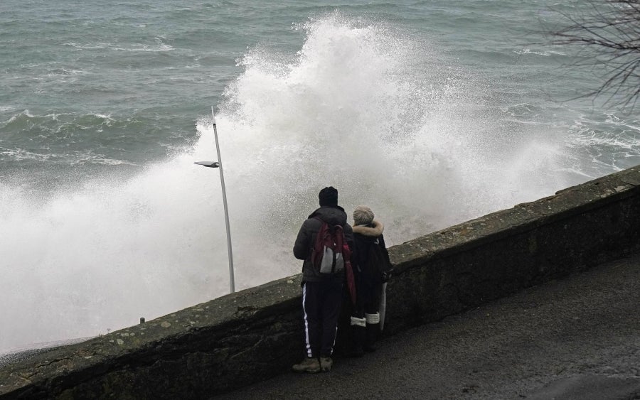 El temporal ha causado algunos estragos en las ciudades, donde ciclomotores y algunas tuberías, se han caído al suelo. En la costa destacan las olas de hasta 5 metros y el fuerte viento. 