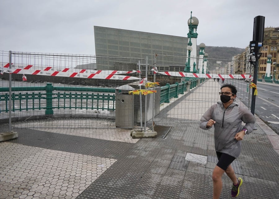 El temporal ha causado algunos estragos en las ciudades, donde ciclomotores y algunas tuberías, se han caído al suelo. En la costa destacan las olas de hasta 5 metros y el fuerte viento. 