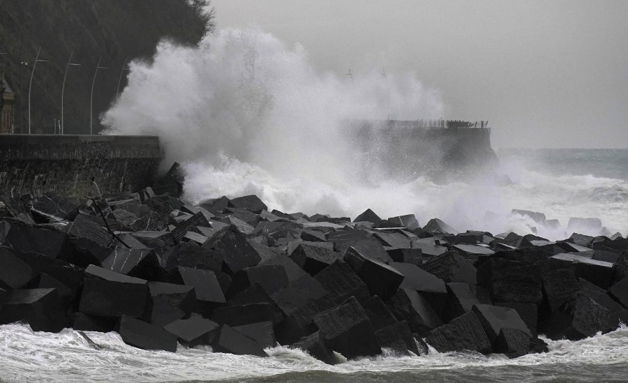 El temporal ha causado algunos estragos en las ciudades, donde ciclomotores y algunas tuberías, se han caído al suelo. En la costa destacan las olas de hasta 5 metros y el fuerte viento. 