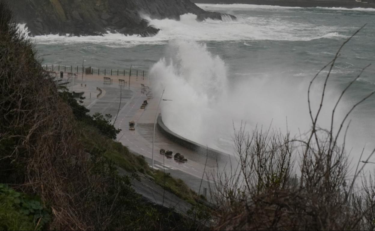 'Justine' deja olas de diez metros y rachas de viento de 125 km/h