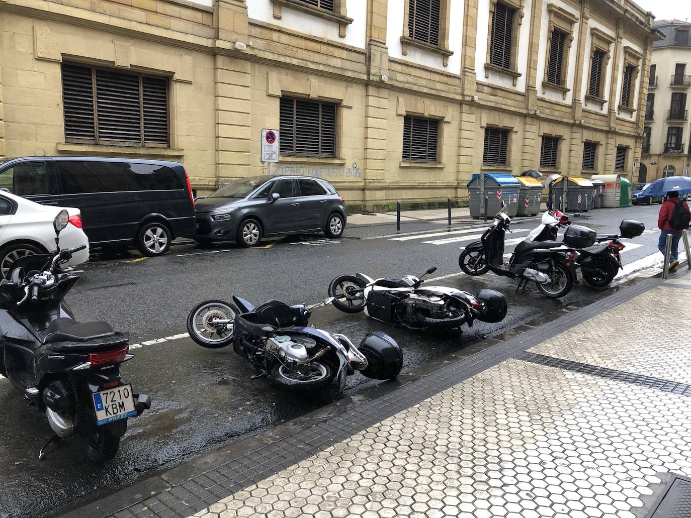 El temporal ha causado algunos estragos en las ciudades, donde ciclomotores y algunas tuberías, se han caído al suelo. En la costa destacan las olas de hasta 5 metros y el fuerte viento. 