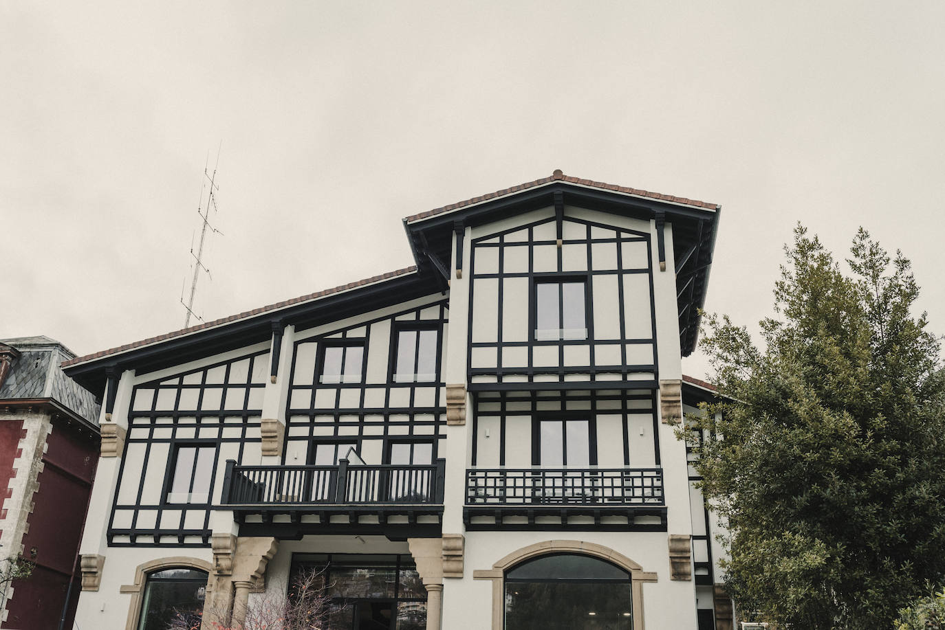 Una localización de ensueño (el Hotel Bidaia), ambientada con una decoración trabajada al milímetro por Mesa Presidencial; un diseño de novia femenino, único e irrepetible de Iraia Oiartzabal; una creación para el novio de Neu y unas espectaculares joyas de Joyería Munoa: esta sesión de fotos protagonizada por Maider Rezabal y Aritz Uztarroz se ha convertido en una de las mejores y más prácticas inspiraciones para los novios que todavía creen en la posibilidad de contraer matrimonio en un entorno espectacular y seguro, a pesar de la pandemia y las restricciones causadas por ésta