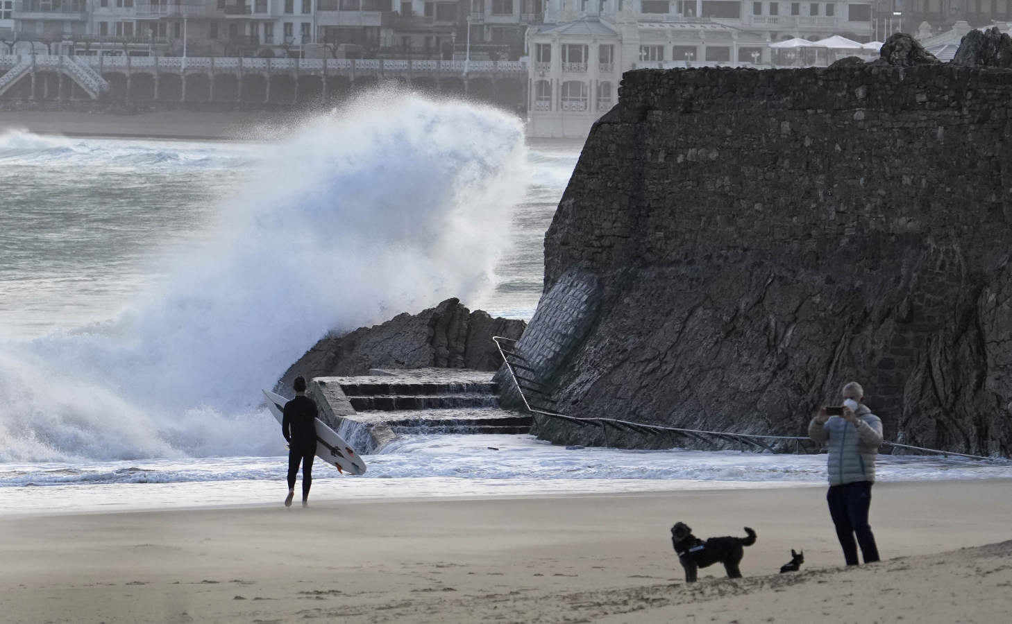 Euskalmet mantiene la alerta naranja para la jornada de hoy por fuerte oleaje, tanto en lo que respecta a navegación como por impacto en la costa