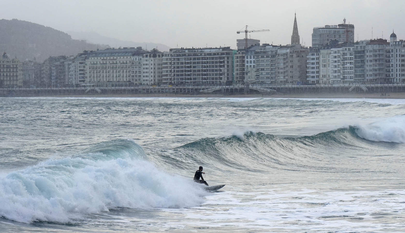 Euskalmet mantiene la alerta naranja para la jornada de hoy por fuerte oleaje, tanto en lo que respecta a navegación como por impacto en la costa