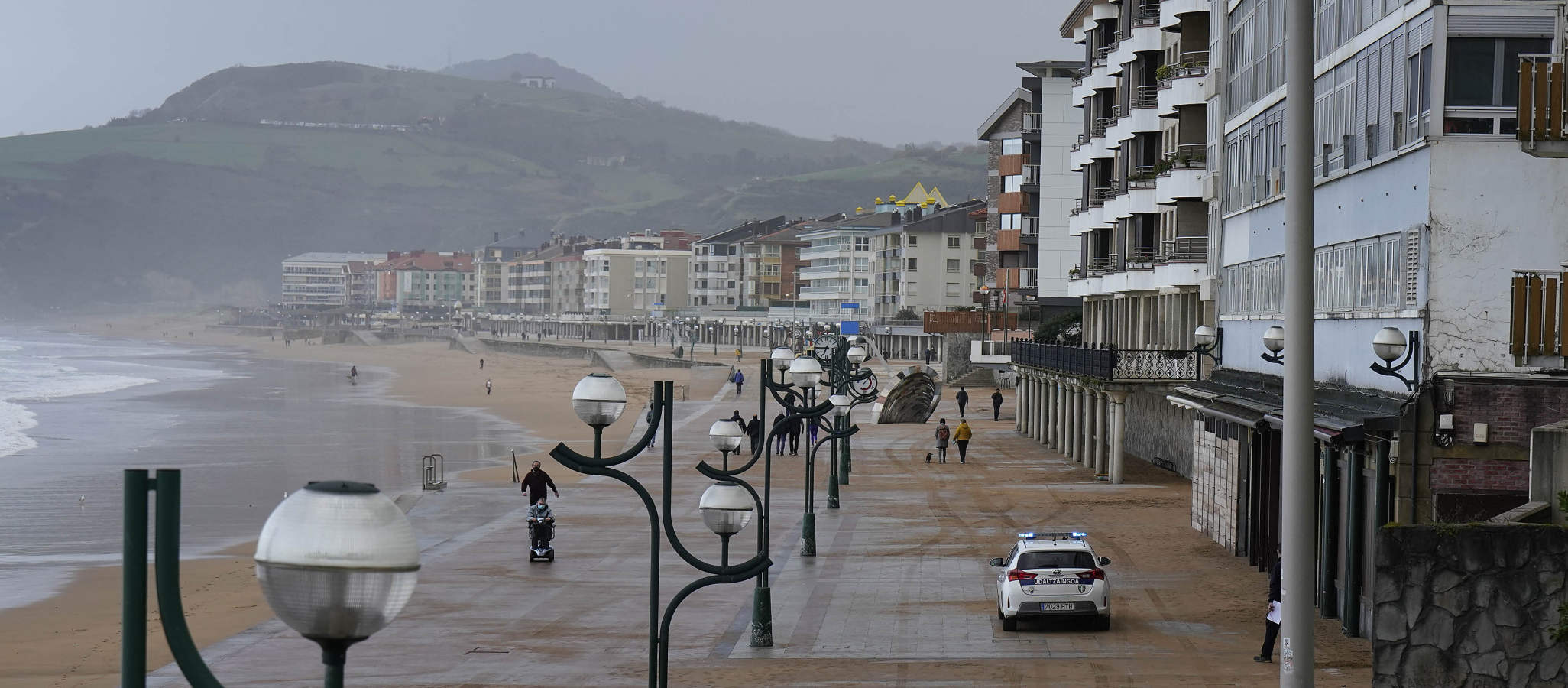 Euskalmet mantiene la alerta naranja para la jornada de hoy por fuerte oleaje, tanto en lo que respecta a navegación como por impacto en la costa