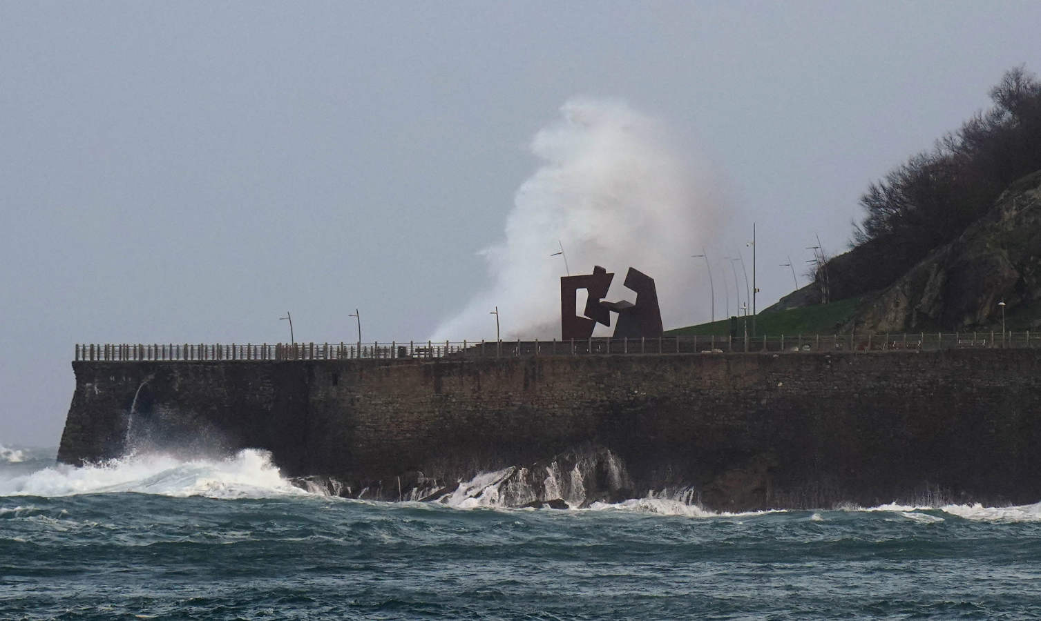 Euskalmet mantiene la alerta naranja para la jornada de hoy por fuerte oleaje, tanto en lo que respecta a navegación como por impacto en la costa