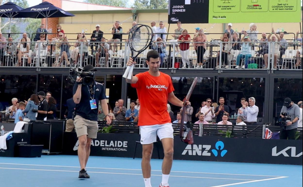 Djokovic saluda al público, este fin de semana en Adelaida. 