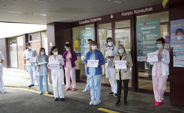 Trabajadores de primera línea del Hospital Bidasoa denuncian el retraso en su vacunación