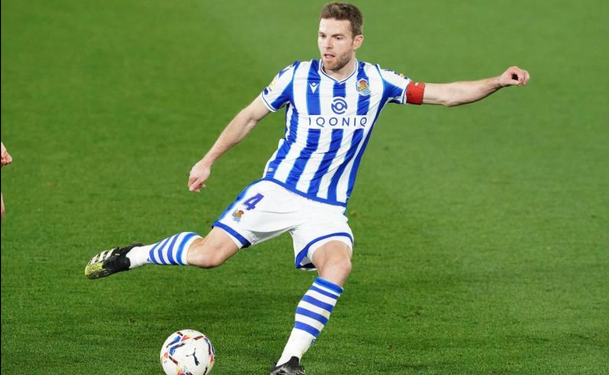 Illarramendi controla un balón mientras ya piensa qué hacer con él durante el partido contra el Villarreal.