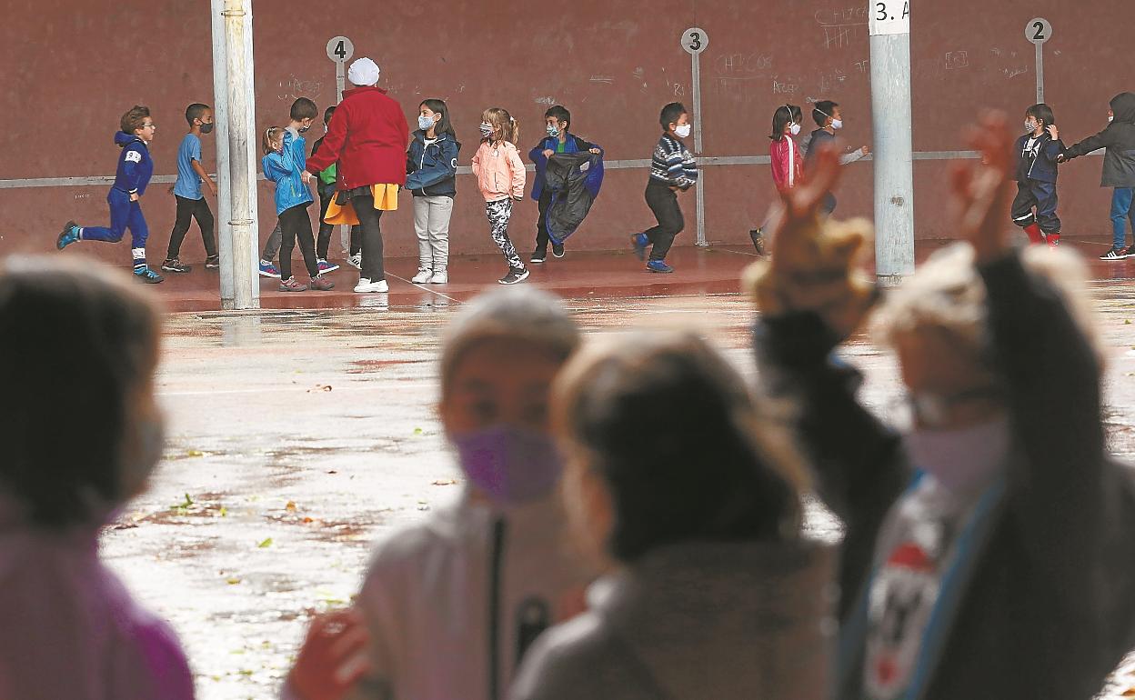 Recreo. Escolares disfrutan de su tiempo libre en el patio en grupos diferenciados. 