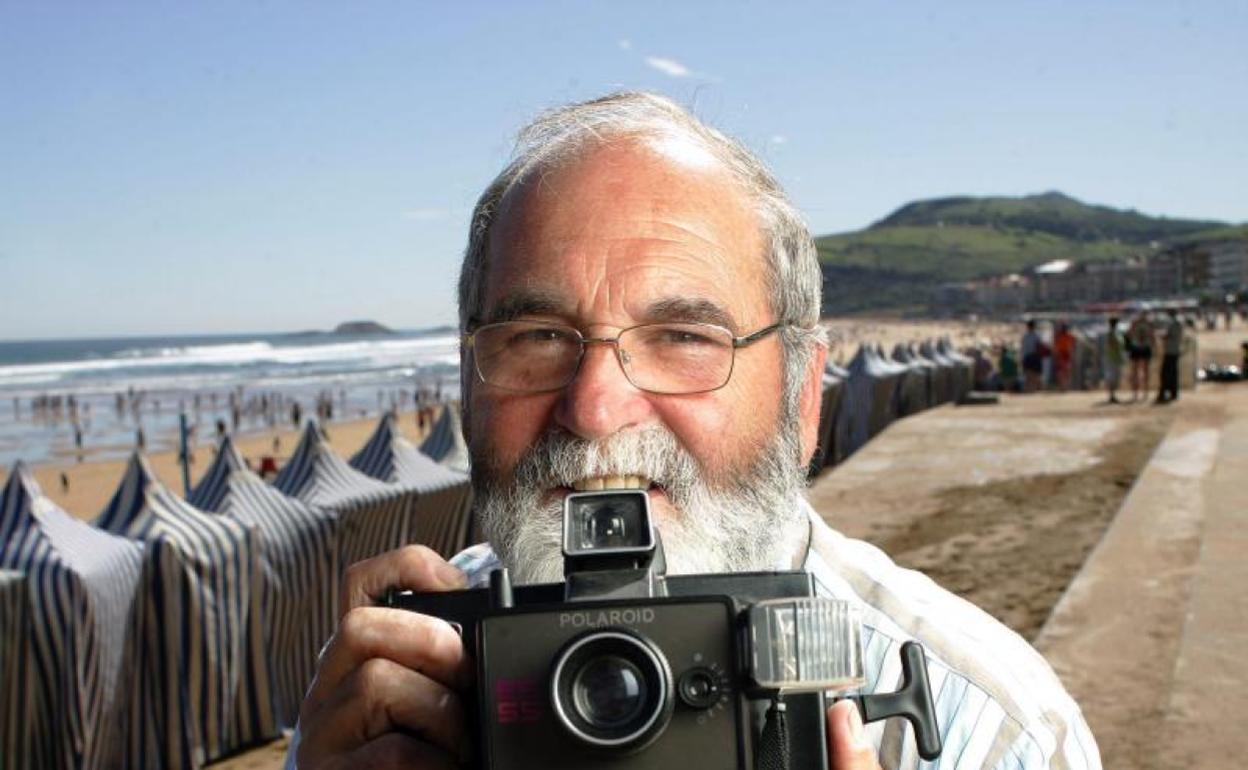 Ramón Serras, con su cámara, ante la playa de Zarautz.