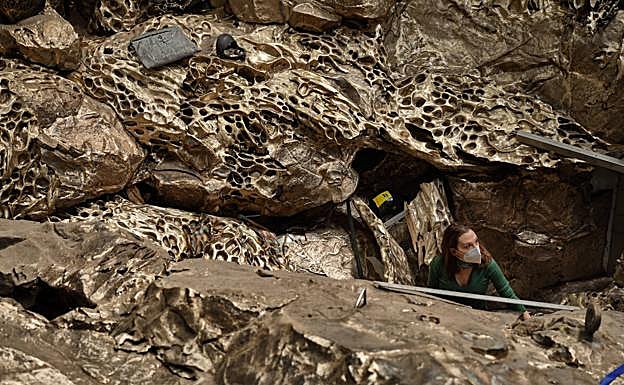 Cristina Iglesias, en el interior de su escultura, en una de sus visitas.