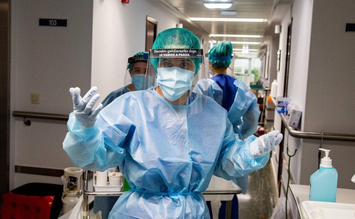 Una enfermera de la Unidad de hospitalización de la planta Covid en Policlínica Gipuzkoa. 