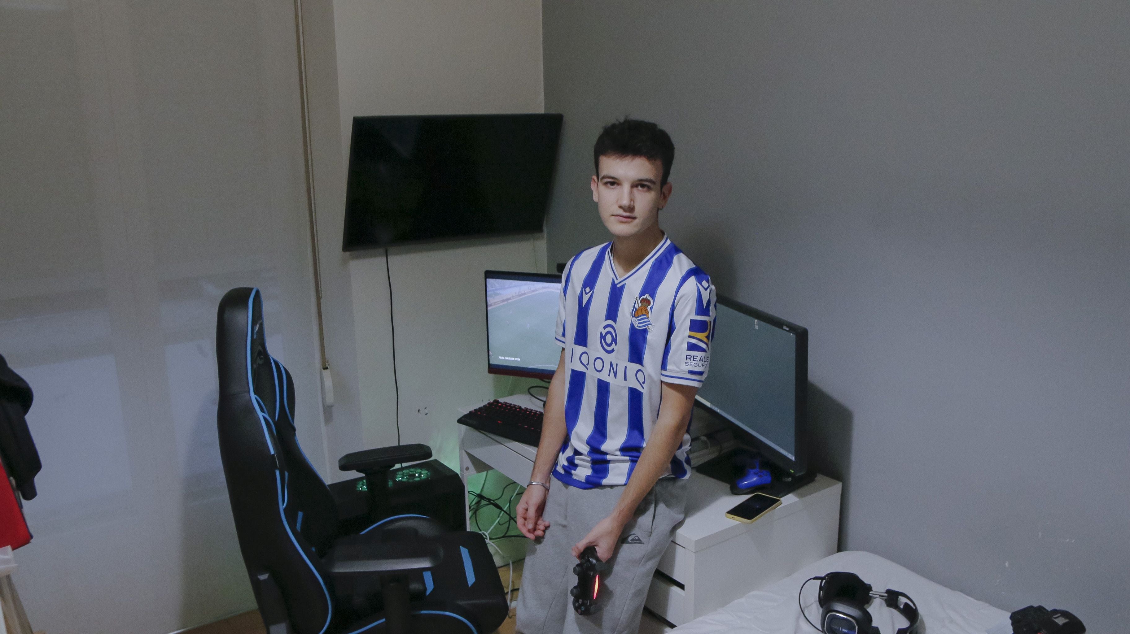 Fotos: Ander Hipólito y Yeray Zaballos representan a la eal Sociedad en el campeonato de eSports que organiza LaLiga