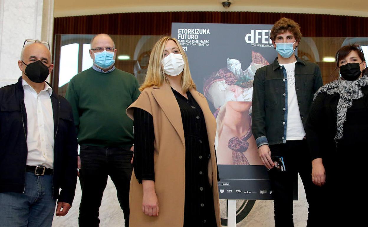 Mendarte, Chiapuso, Atorrasagasti, Insausti, Montero, Amezaga y Telleria, junto al cartel de esta edición diseñado por Rebeka Elizegi.