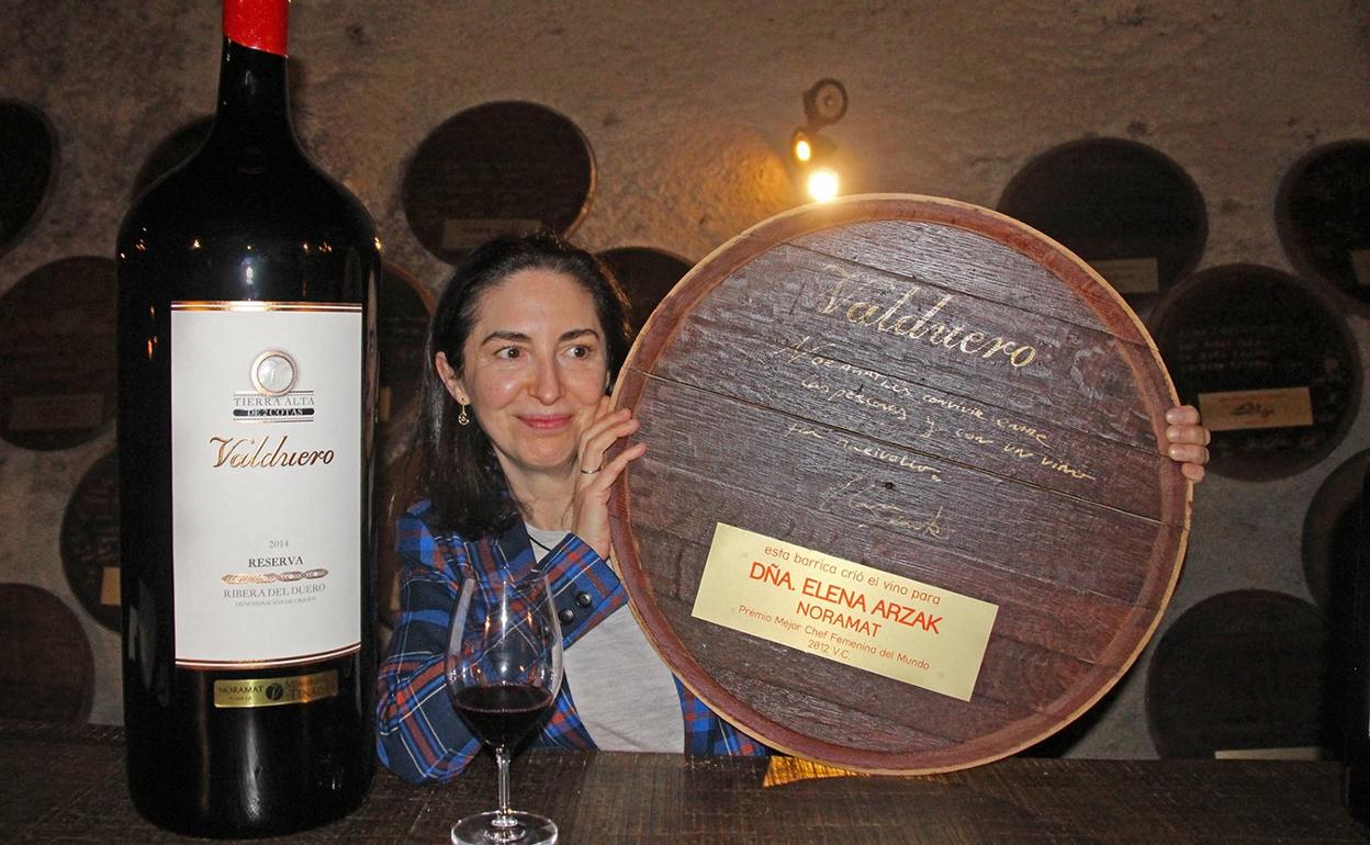 Elena Arzak firmó la barrica que ha creado el vino al que ha decidido llamar Noramat. 